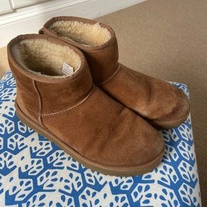 Ugg mini 5” size 10!!!!! Chestnut
